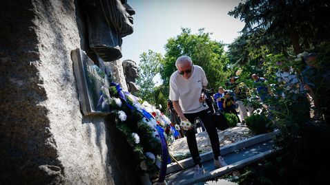 Левски поднесе венци на гроба на Гунди и Котето