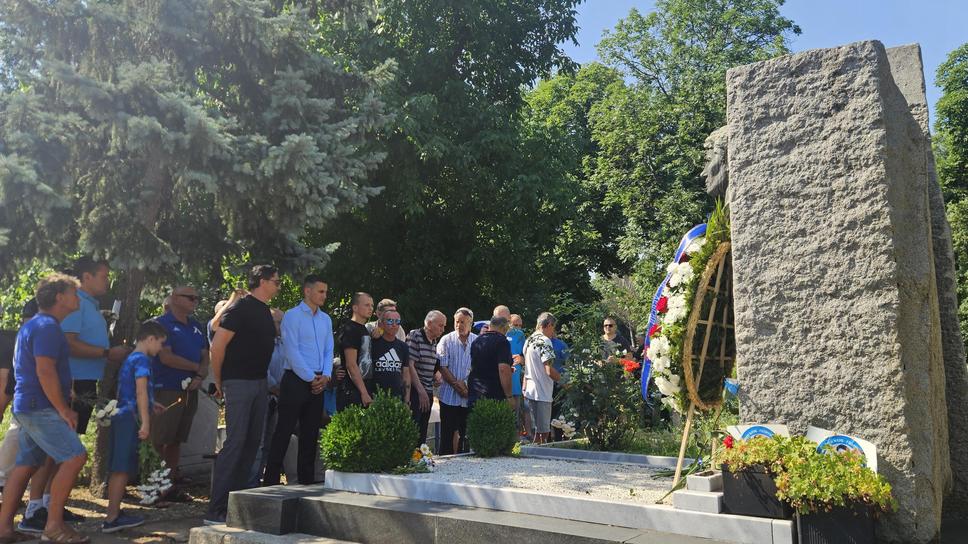 Левски се преклoни пред Георги Аспарухов и Никола Котков 55 години след трагедията