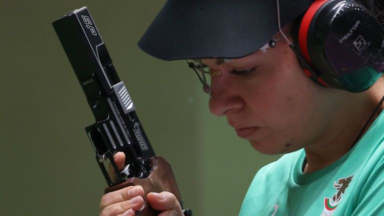Антоанета Костадинова заема второ място след прецизната стрелба на 25