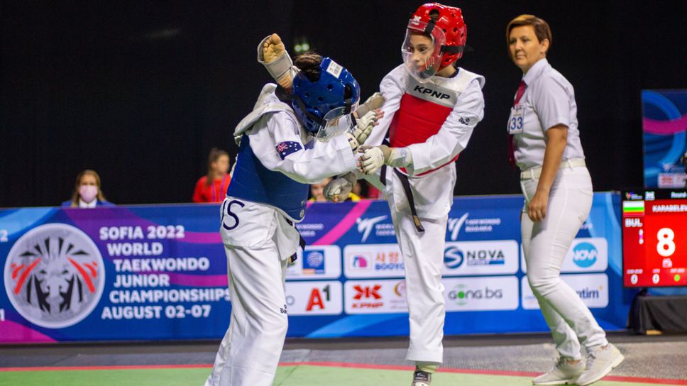 България стартира с две победи в третия ден на Световното по таекуондо за кадети в София