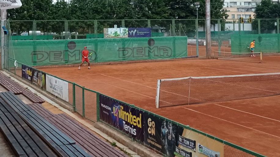 12 българчета се класираха за осминафиналите на турнира от ITF в София