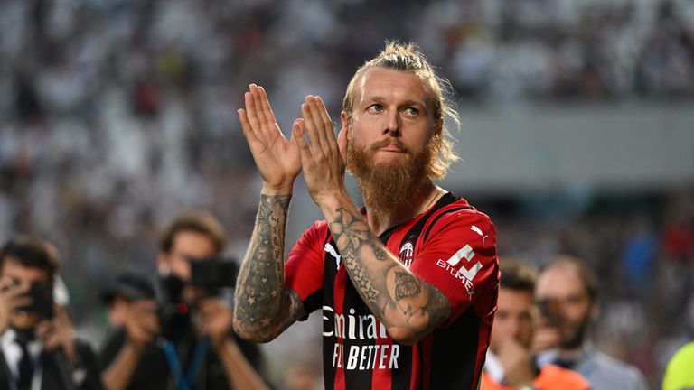 Капитанът на Милан Симон Кяер се завръща в игра като