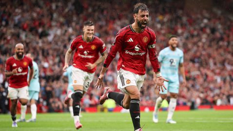 Манчестър Юнайтед отново имаше много проблеми, но стигна до първа победа