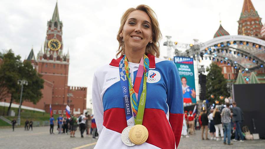 Върнаха откраднатите олимпийски медали на Веснина с кутия шоколадови бонбони и букет рози