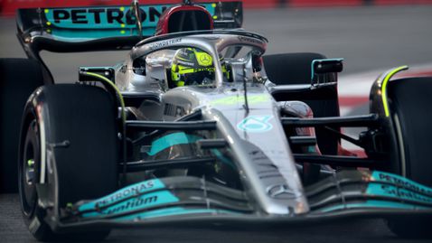 Люис Хамилтън най-бърз при завръщането на Формула 1 в Сингапур