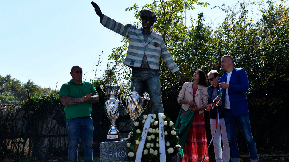 Откриха паметника на Никола Спасов на стадион "Тича"