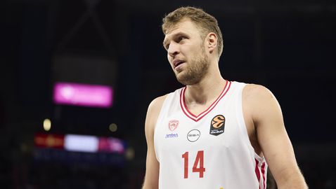 Бомба на Везенков в края се оказа ключова за труден успех на Олимпиакос