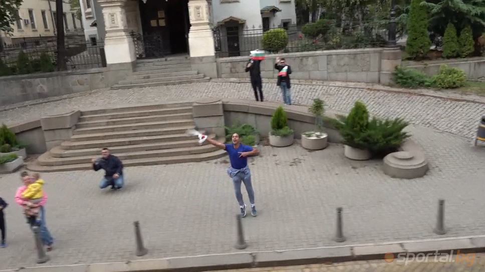 "Син" фен гони волейболистите и крещи "Само, Левски!"