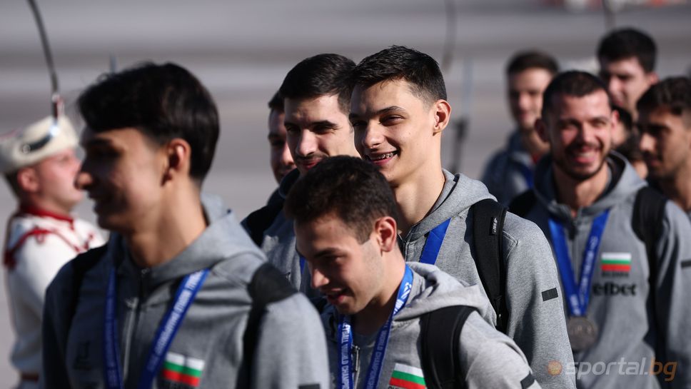 Фенска маса блокира Алекс и Мони Николови на тръгване от летището