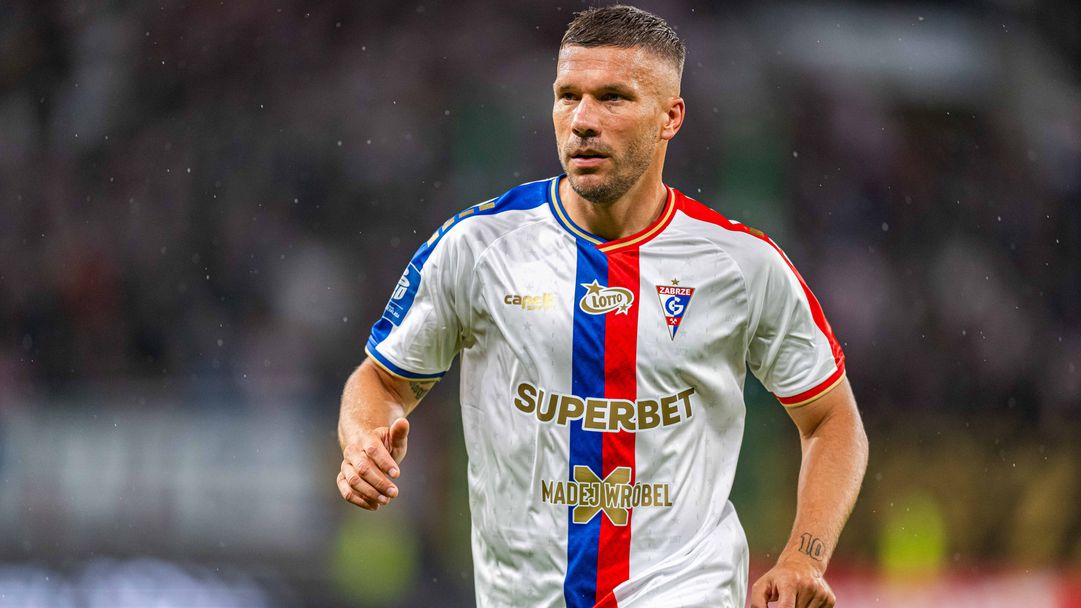 Контузеният Подолски стана ултрас при гостуване на своя отбор