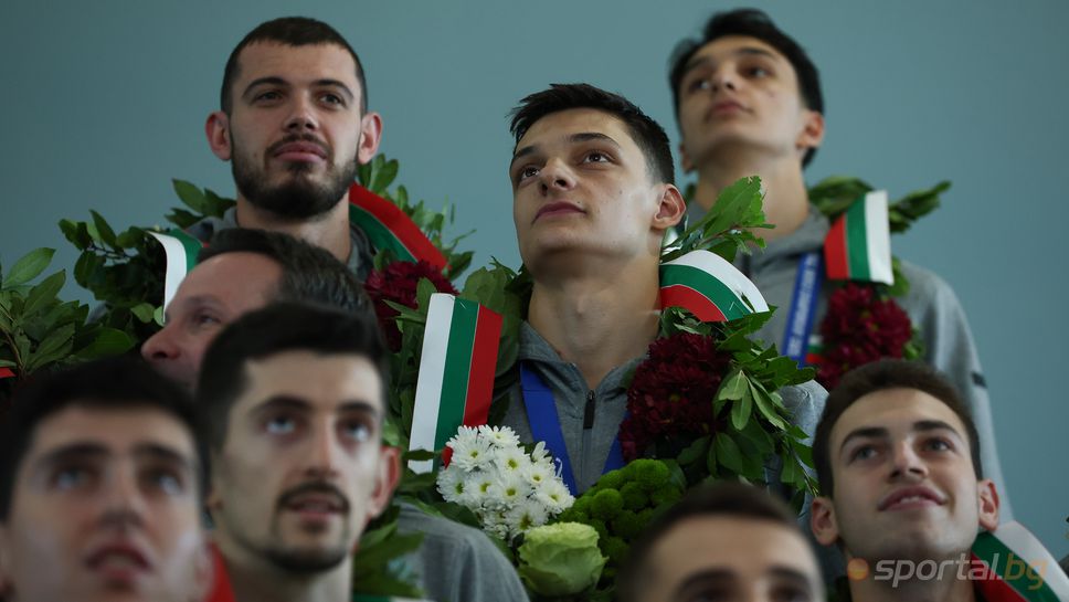 Наградиха с  520 000 лева волейболните национали на летище София