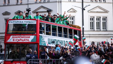  Хиляди приветстваха волейболните герои на България в центъра на София 