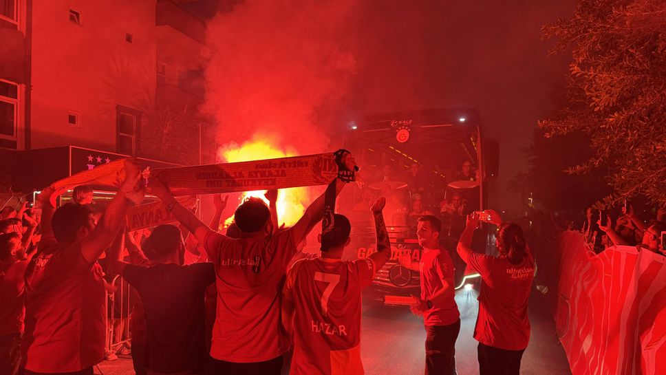 Феновете на Галатасарай събудиха играчите на Ливърпул в три през нощта