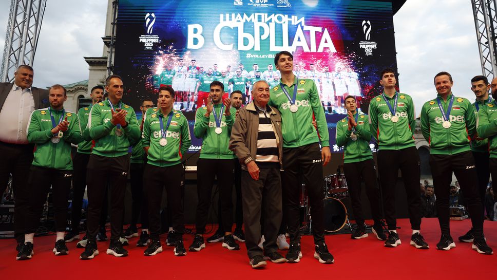 100 кила ще направи песен за националите