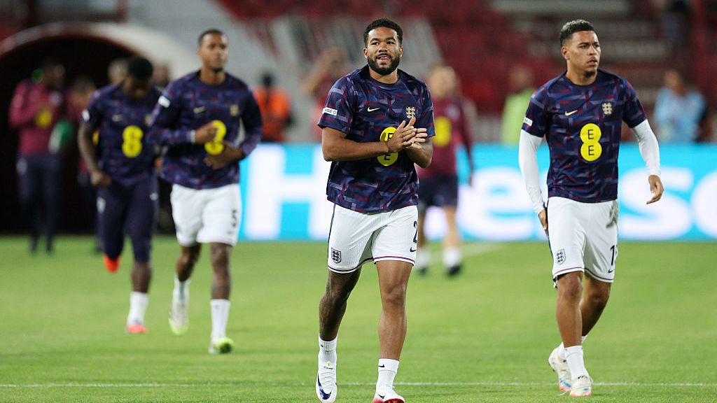 Англия и Уелс с жест към хората с деменция преди контролата по между им