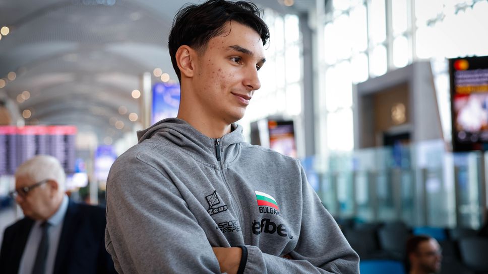 Мони Николов от самолета към София: Искам да видя двете си баби и дядо