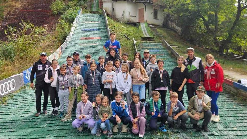 28 млади български състезатели по ски скок участваха в състезание в Самоков