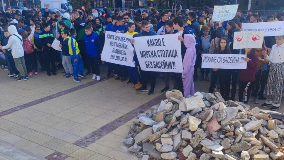 Състезателите и треньорите във Варна излязоха на протест за басейн “Алекси Алексиев“