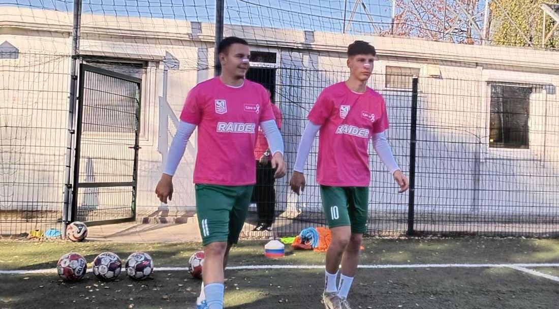 Футболистите на Национал играха в розово в името на добра кауза