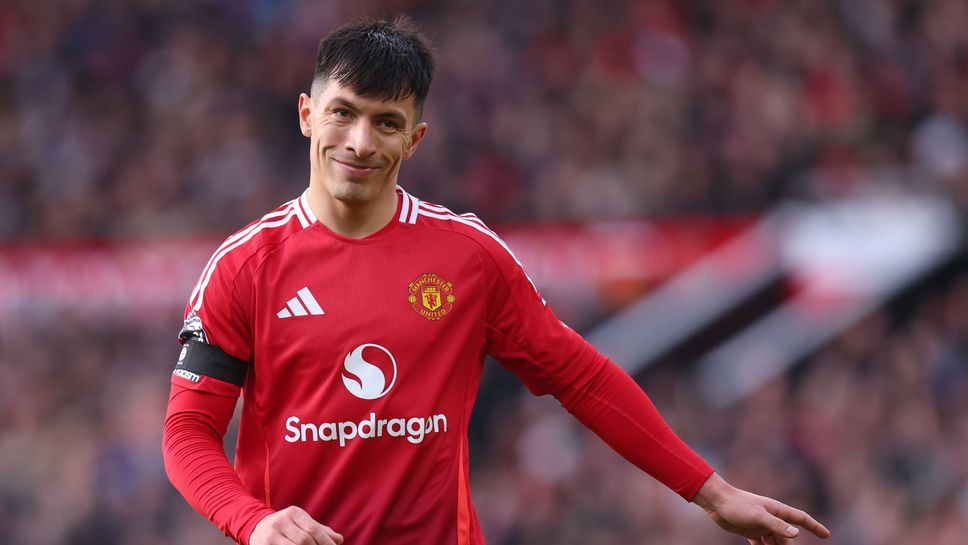 Централният защитник Лисандро Мартинес е подновил тренировки с първия отбор