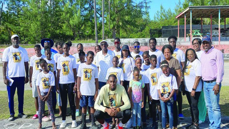 Бахамски състезател в хвърлянето на копие зарадва млади атлети с лагер