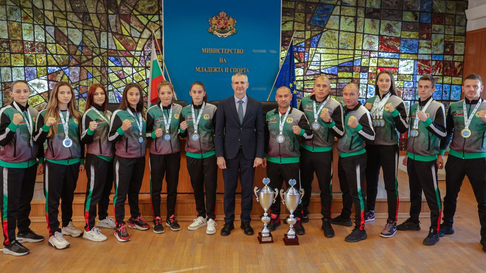 Министър Илиев награди медалистите от световните първенства по кикбокс и самбо