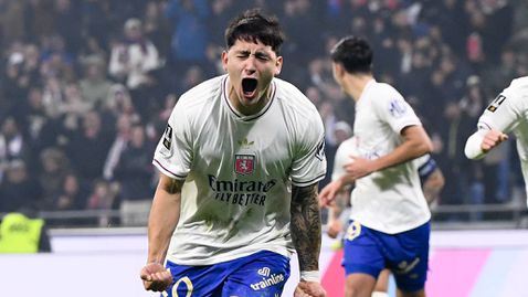 Лион "разпердушини" десет "канарчета"