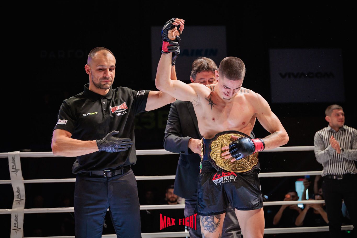 Мартин Петков си заслужи титлата на МAX FIGHT с мощен удар в тялото