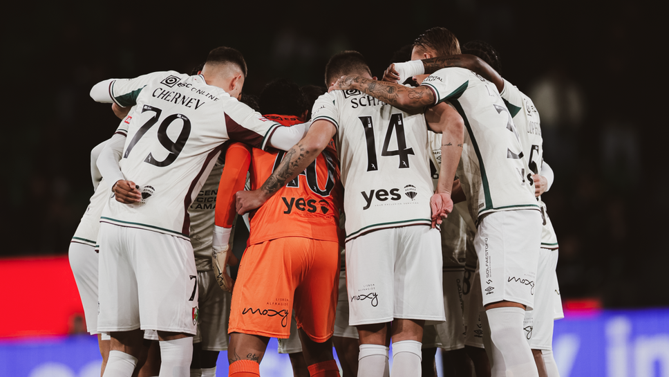 Атанас Чернев беше сменен след 33 минути при тежко поражение на Ещрела Амадора от Спортинг