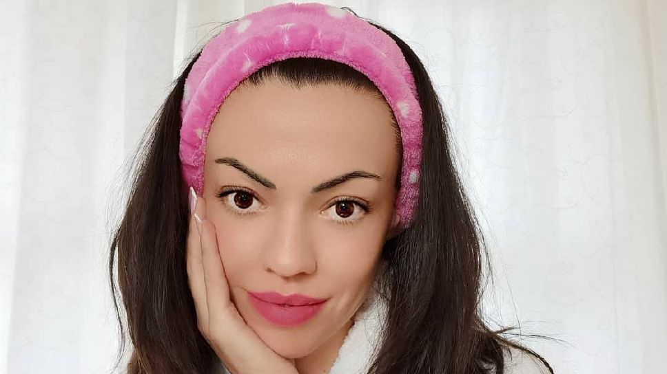 Славея Сиракова пусна секси снимка от леглото