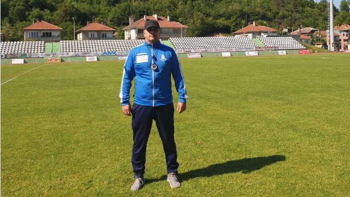 Старши треньорът на Локо Мездра Диан Попов беше бит от футболист