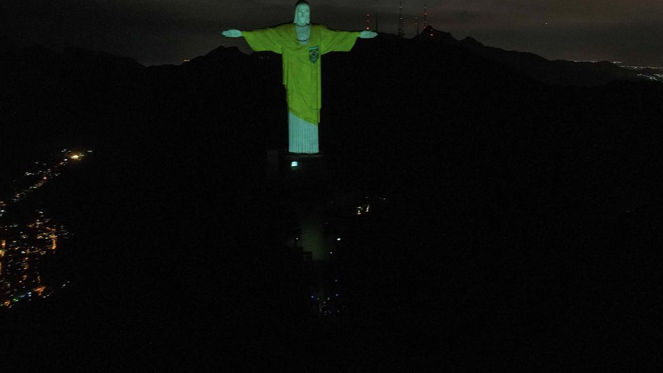 Статуята на Христос грейна в златисто и зелено в чест на Пеле