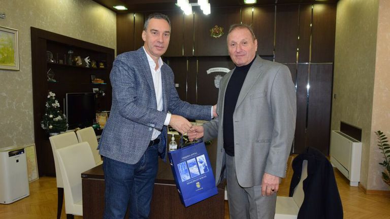 Кметът на Бургас Димитър Николов поздрави лично колоездача Димо Ангелов