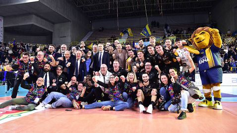 Радо Стойчев и Верона на исторически полуфинал за Купата на Италия