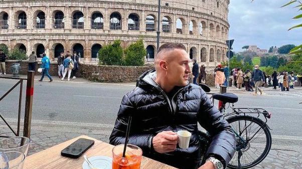 Камбуров глези половинката си в Рим