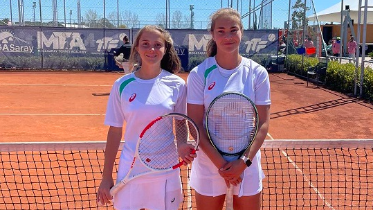 Адриан Андреев и 15 годишните български тенисистки Росица Денчева и Йоана