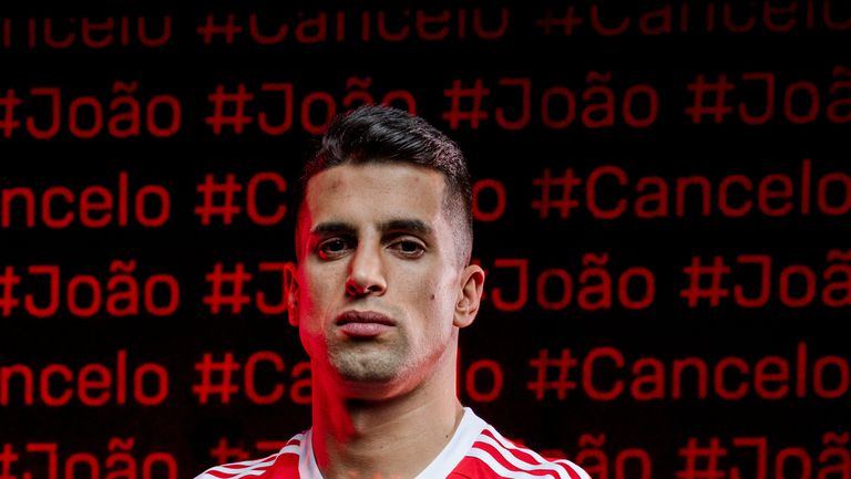 Байерн Мюнхен обяви официално привличането на защитника Жоао Кансело от