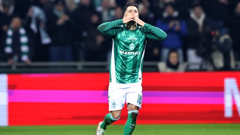 Вердер завърши с 9 човека, но устиска първа победа за годината