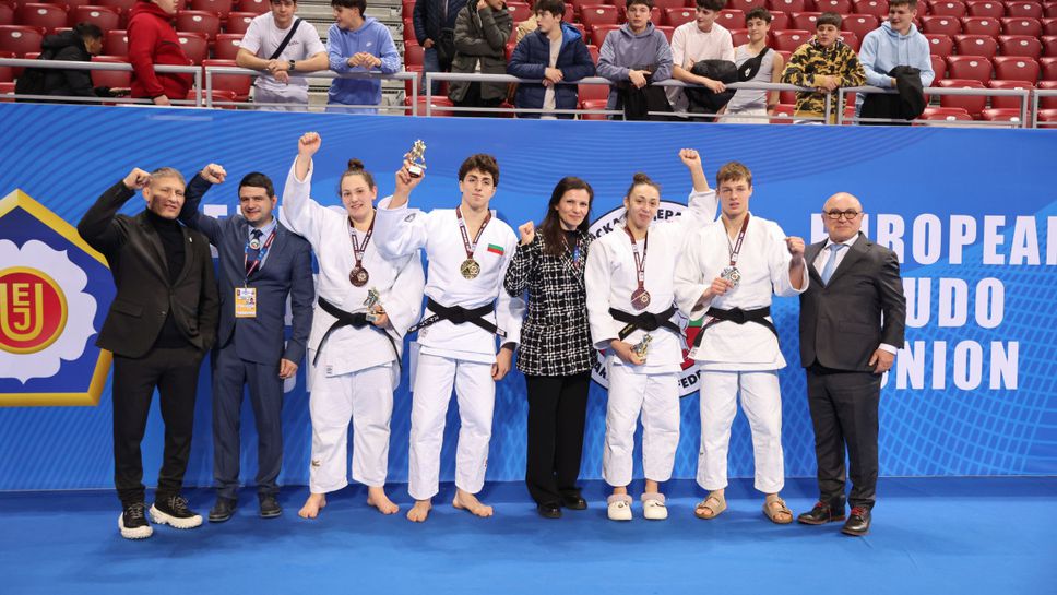 Четири медала от които едно злато едно сребро и два