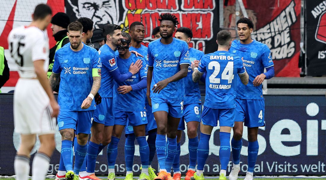 Леверкузен заби още една "тройка" на Айнтрахт преди идването на новия треньор