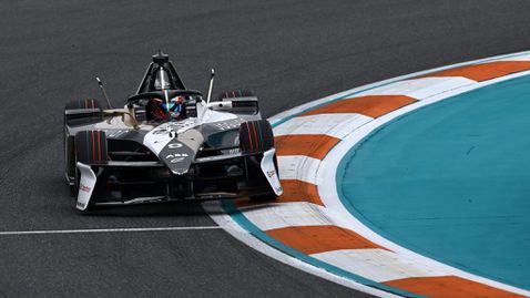 Мич Еванс ликува в Маями за първа победа за сезона