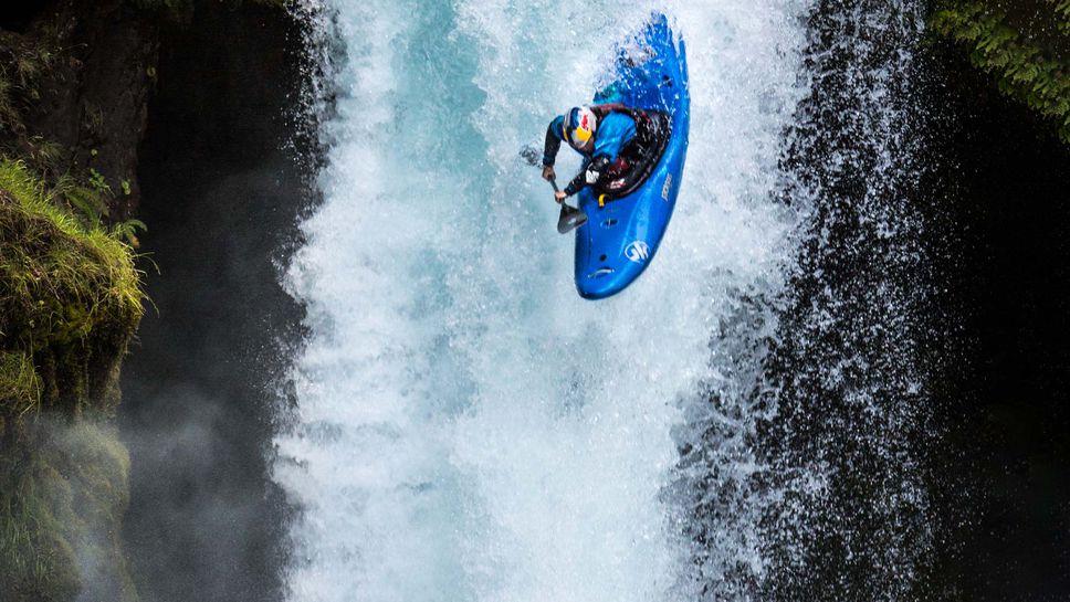 Французойка се спусна с каяк от 20 метра по един от най-красивите водопади в света (видео) 🚣🏾‍♂️