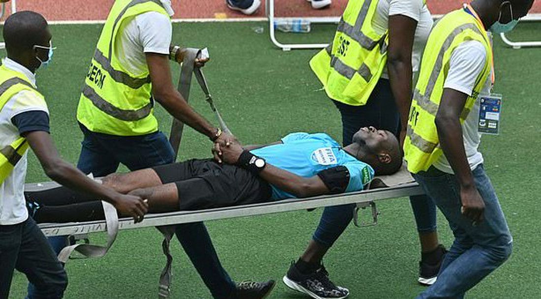Прекратиха мач на Кот д’Ивоар заради припаднал рефер