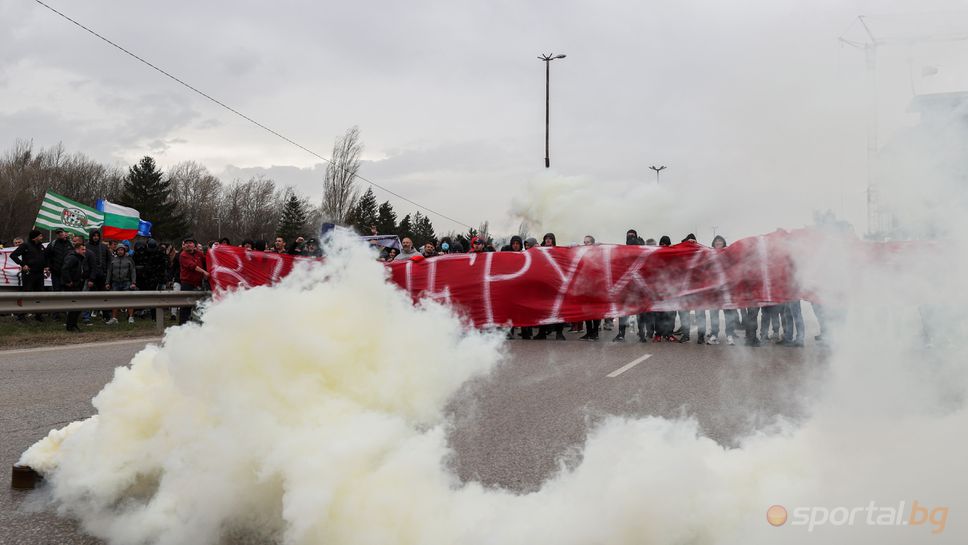 Бербатов се появи пред централата на БФС, протестиращите блокираха Околовръстния път