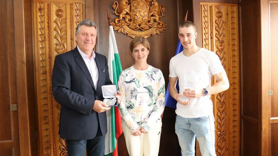 Европейският шампион по биатлон Благой Тодев получи плакет от община Банско за високи спортни постижения