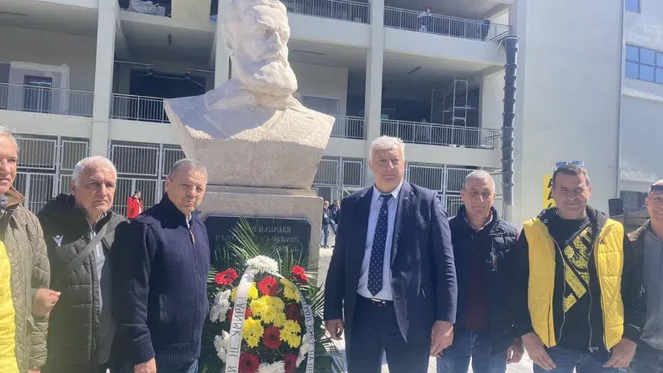 Паметникът на Христо Ботев стои гордо пред "Колежа"