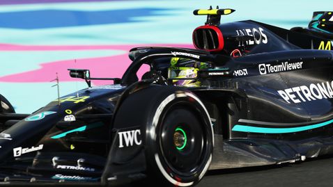  Хамилтън се оплака от позицията си в кокпита на W14 