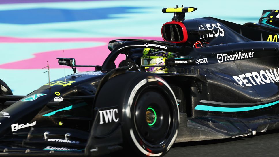 Хамилтън се оплака от позицията си в кокпита на W14