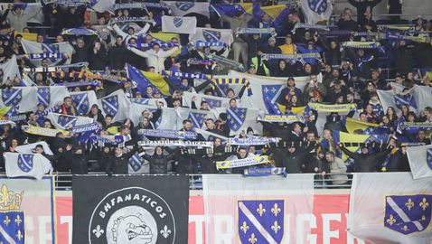 Истерия в Босна преди баража с Италия - как фен с балкон към терена в Зеница получи куп оферти