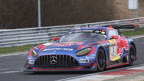 Макс Верстапен се завърна на „Нюрбургринг“ за тест с Мерцедес